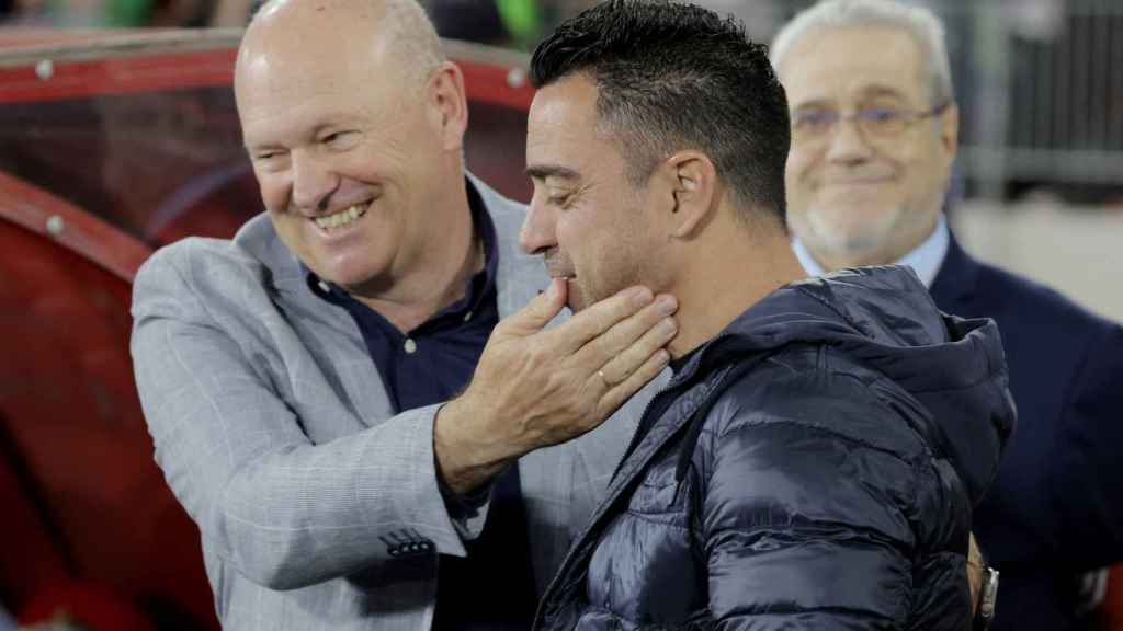 Xavi Hernández saluda a Pepe Mel en el partido ante el Almería.