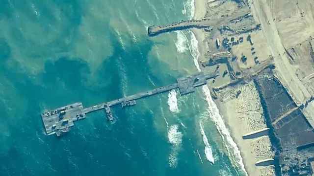 Imagen del muelle construido por Estados Unidos anclado a la costa de Gaza.