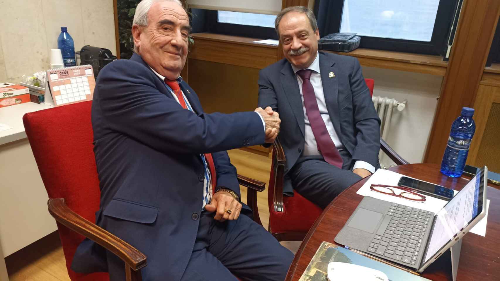 Jesús Eliz (izq.) estrecha la mano al nuevo presidente, Rafael Álvarez (der.)