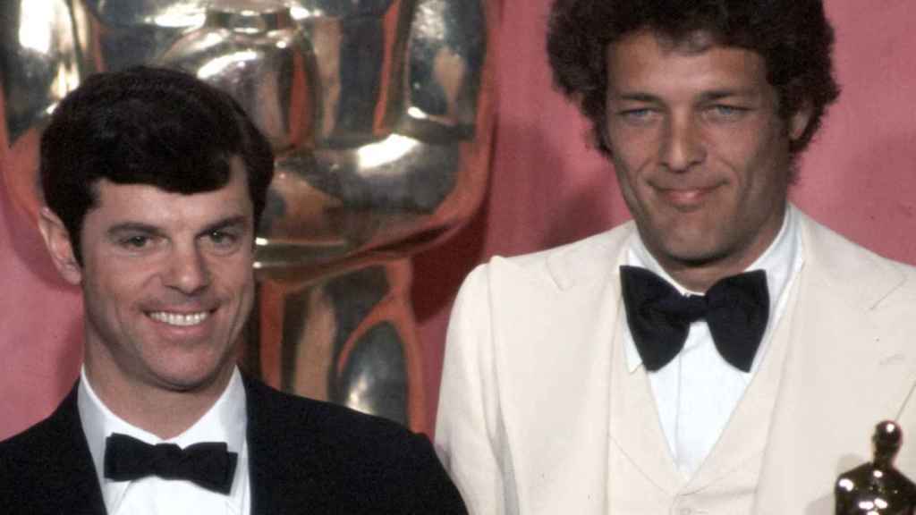 Peter Davis (izquierda) y Bert Schneider (derecha) después de ganar el Oscar al Mejor Documental en 1975