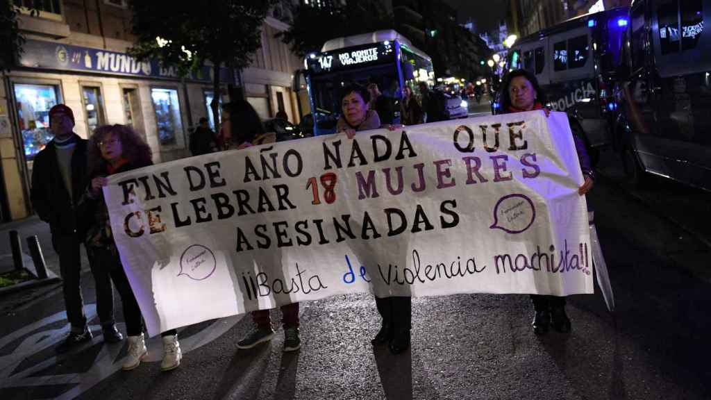 Un grupo de personas se concentran para protestar por el repunte de asesinatos machistas en Madrid.