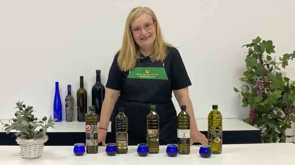 La catadora profesional, Carmen Garrobo, junto a algunos aceites de supermercado.