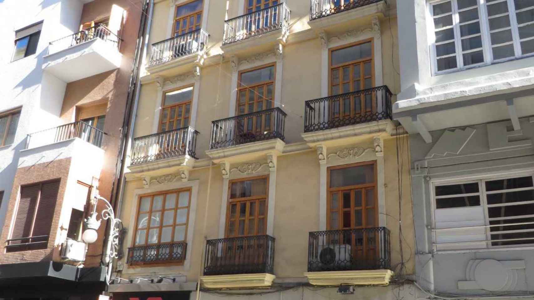 Fachada de una vivienda del centro de Valencia subastada por la Conselleria de Hacienda. EE
