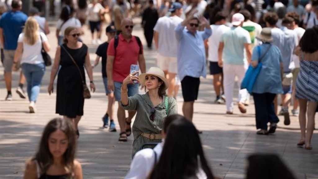 Una mujer utilizando un mapa durante un viaje.