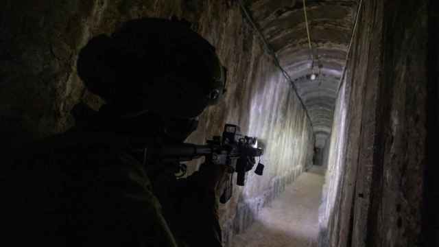 Un soldado israelí asegura un túnel del hospital de Al Shifa en noviembre de 2023.