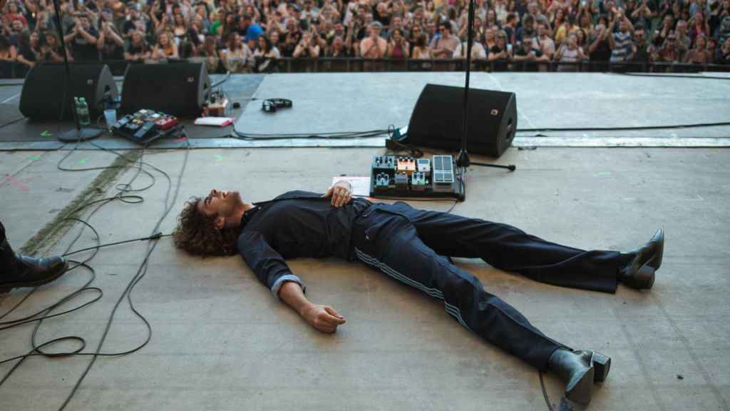 Sarria tumbado en el escenario agotado tras su actuación en el Galaxy Sound