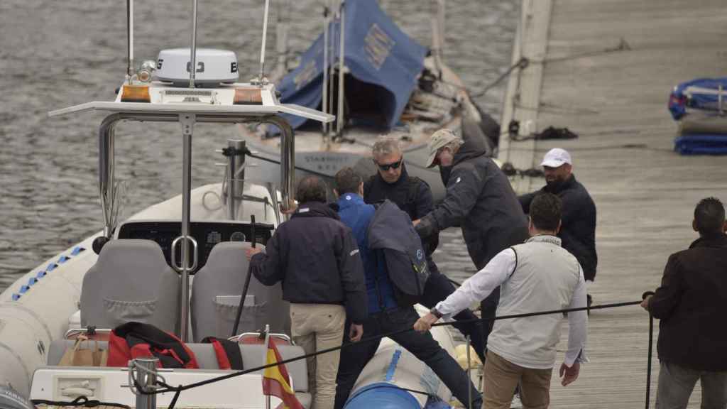 Juan Carlos I se sube a una barca en Sanxenxo.