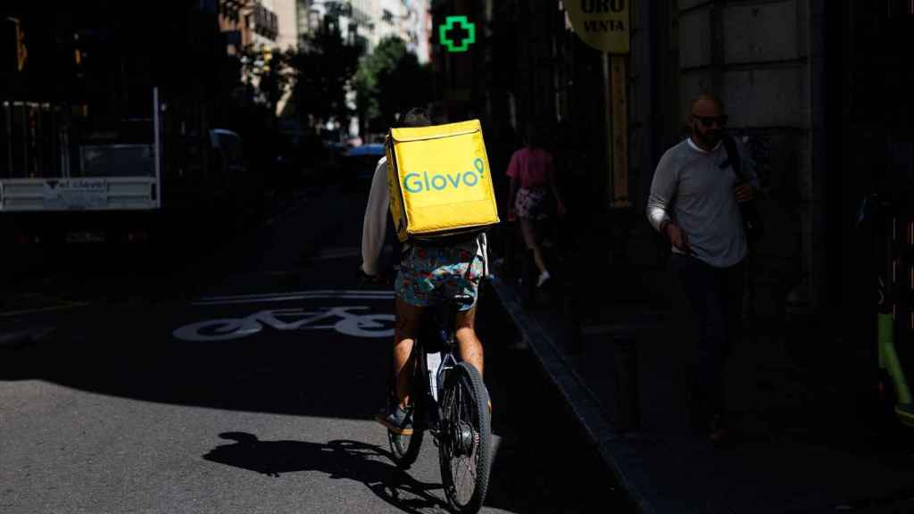 Un repartidor de Glovo en bicicleta por una calle del centro de Madrid, en una imagen de archivo.