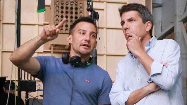 Alejandro Amenábar y Carlos Mazón en la visita al rodaje este viernes en Ciudad de la Luz en Alicante.