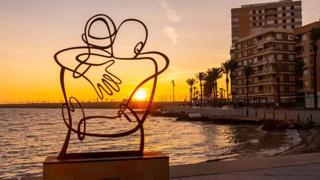 Escultura en memoria de las víctimas del Covid en playa del Cura, Torrevieja.