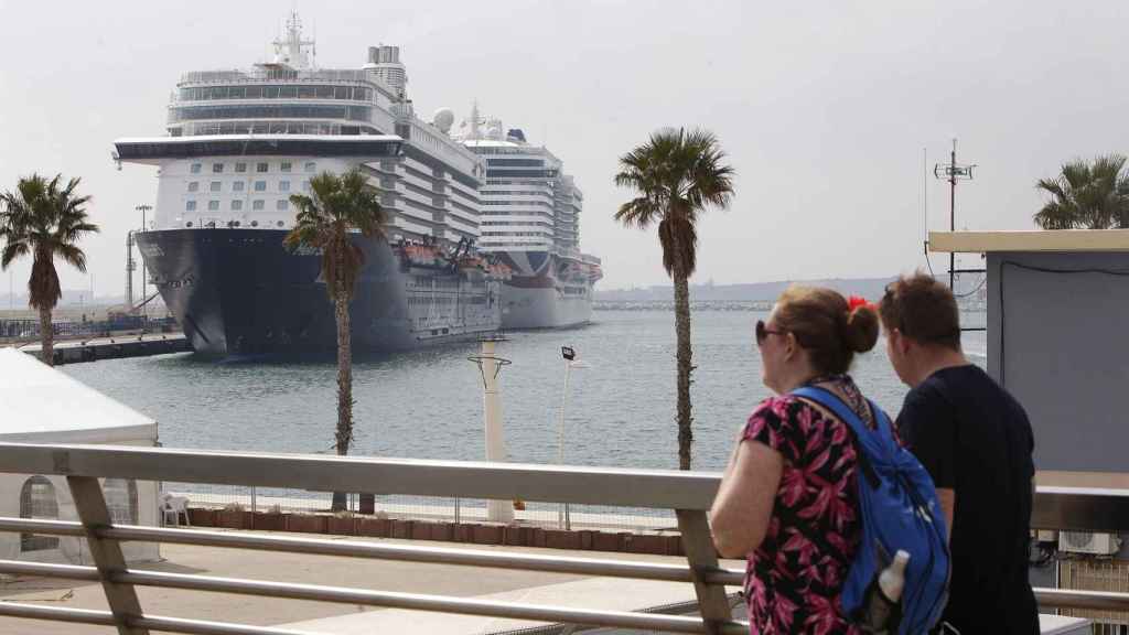 Dos turistas frente a un crucero, en una imagen de archivo.