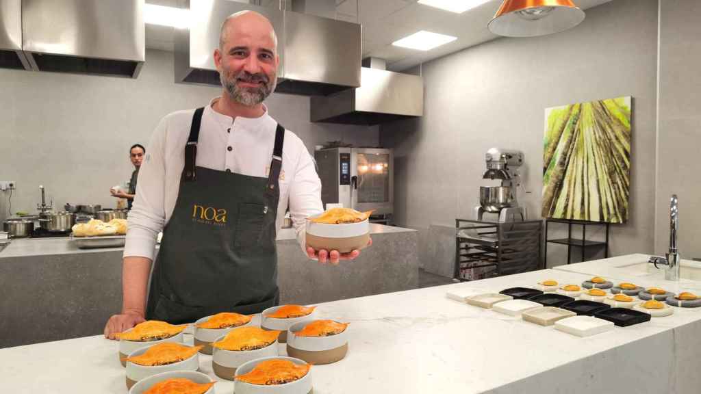 Miguel Rivas sostiene uno de los entrantes que propone en su restaurante de Elche.