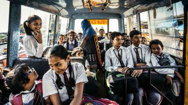 Niños en un autobús escolar
