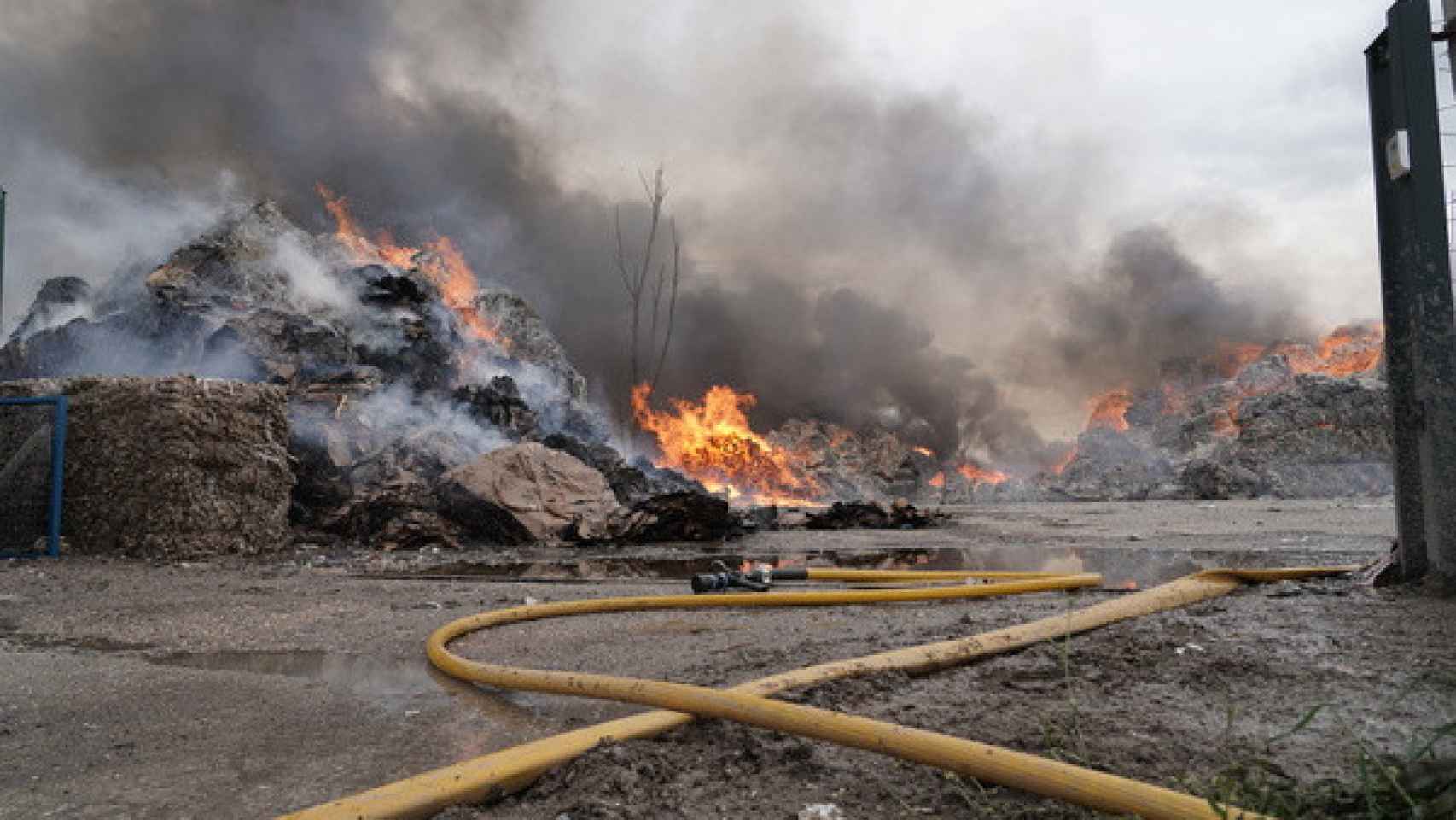 Imagen del incendio en la fábrica de Aldeamayor