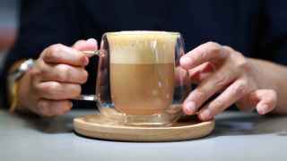 Café con aceite de oliva: ¿moda pasajera o beneficios reales para la salud?