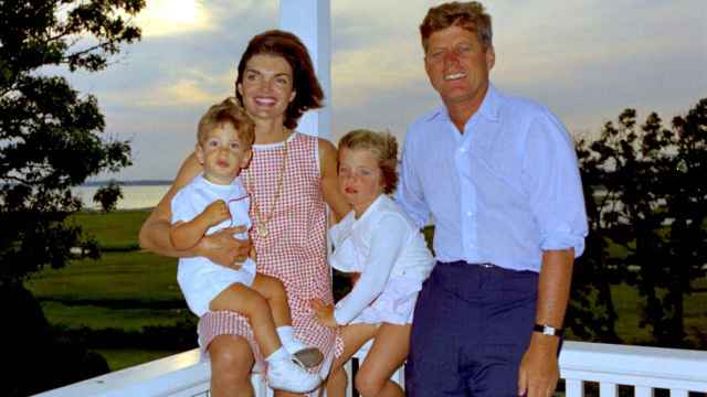 Jackie Kennedy junto a su marido, John Fitzgerald Kennedy, y sus dos hijos, John y Carole.