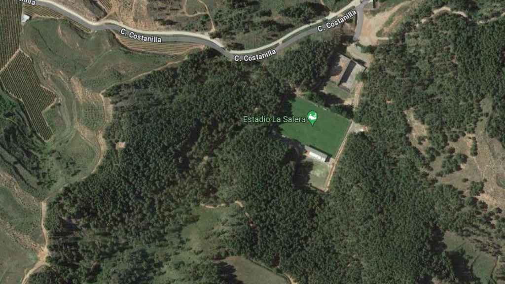 El estadio de fútbol escondido español entre árboles