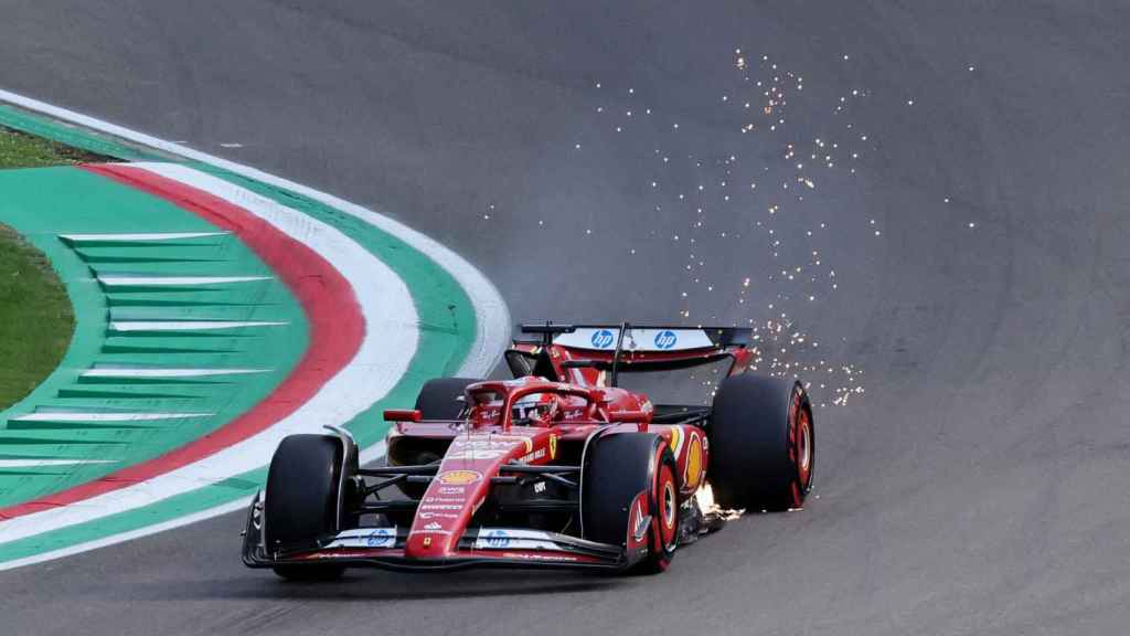 Charles Leclerc, durante los entrenamientos libres en Imola.