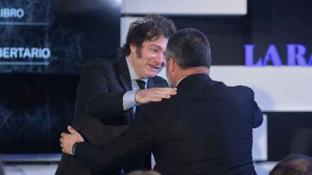 El presidente de Argentina, Javier Milei (i), se abraza con el presidente de Vox, Santiago Abascal.