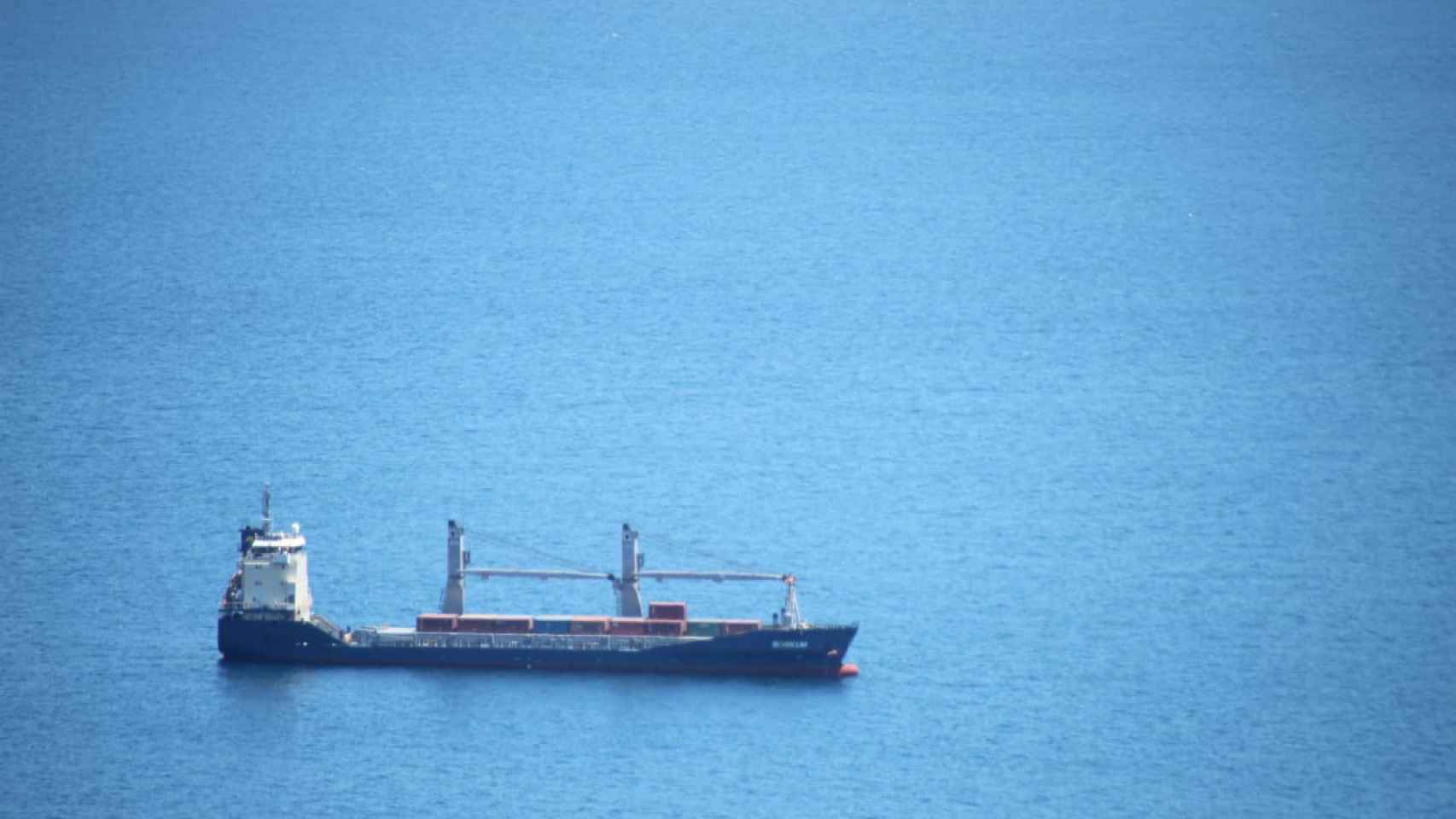 El buque Borkum marchándose del puerto de Cartagena.