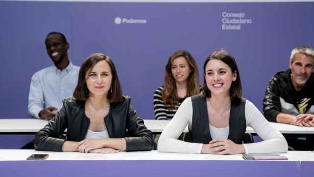 La secretaria general de Podemos, Ione Belarra (i), y la secretaria Política de Podemos y candidata del partido a las elecciones europeas, Irene Montero, este viernes.