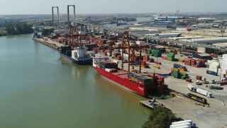 El único puerto marítimo de interior de España pide apoyo para liberarse de un pago anual de 8,5 millones de euros