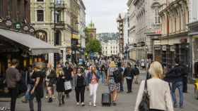 Imagen de archivo de varios ciudadanos paseando por una calle de Oslo (Noruega)