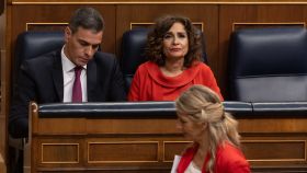 Pedro Sánchez y María Jesús Montero, sentados en la bancada del Congreso. Debajo, Yolanda Díaz.