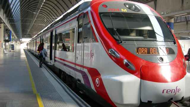 Un tren de Cercanías, de la línea C-1, estacionado en Santa Justa.