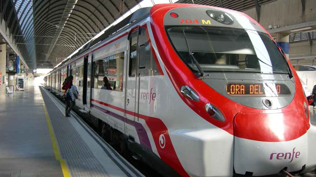 Un tren de Cercanías, de la línea C-1, estacionado en Santa Justa.