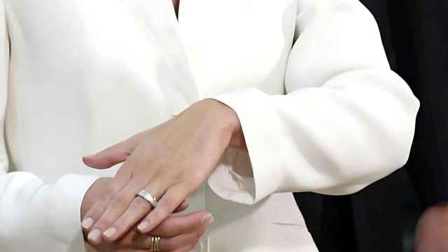 Letizia Ortiz enseñando su anillo de compromiso