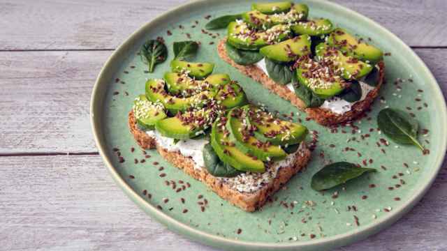 Tostada de aguacate con semillas.