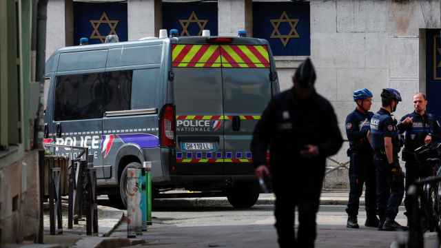La Policía Nacional francesa alrededor de la sinagoga de Rouen este viernes.