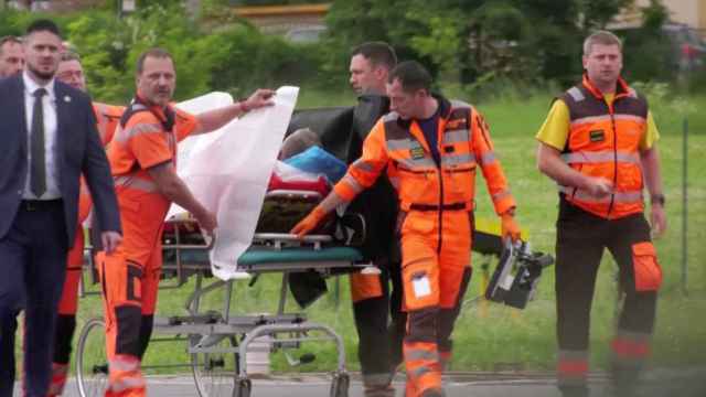 Los servicios de emergencia trasladando al primer ministro de Eslovaquia, Robert Fico, al hospital tras recibir varios disparos.
