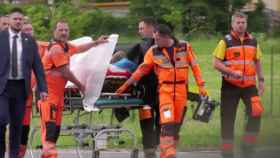 Los servicios de emergencia trasladando al primer ministro de Eslovaquia, Robert Fico, al hospital tras recibir varios disparos.
