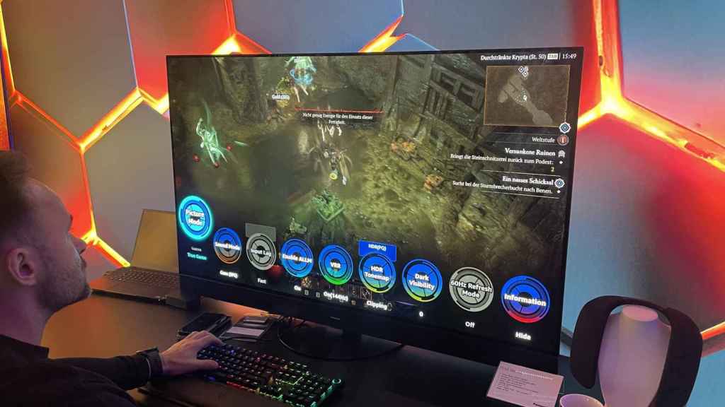 Una persona jugando a Diablo IV y el Game Control Board en el Panasonic Z95A.