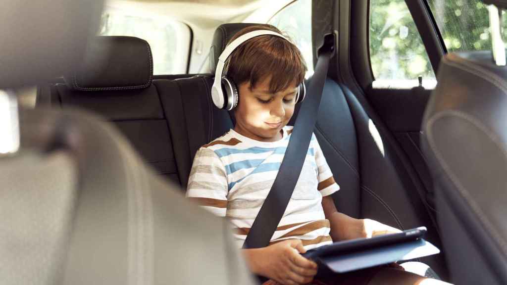 Niño mirando un iPad en el coche