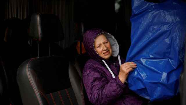 Hanna, de 74 años, abandona Vovchansk cargada con unas pocas pertenencias y su loro.