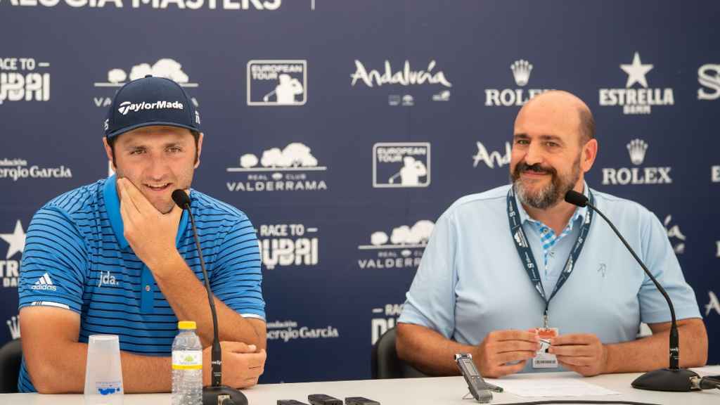 A la izquierda, el golfista Jon Rahm; a la derecha, Óscar Díaz, ganador de Pasapalabra.