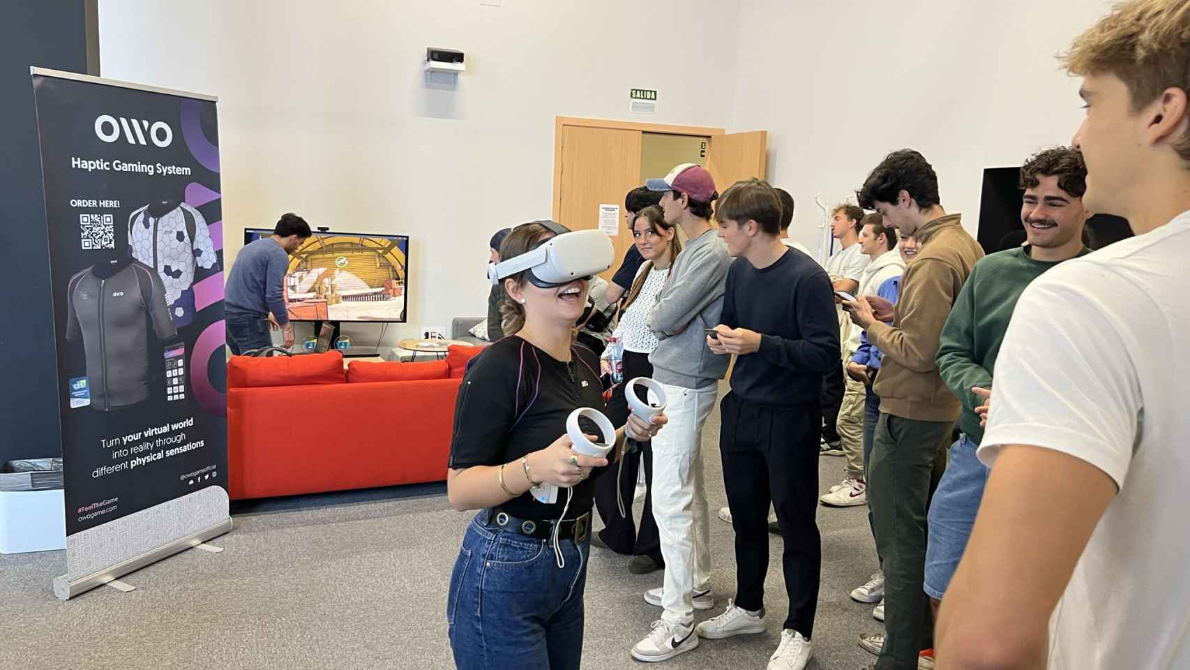 Una chica joven prueba un dispositivo de realidad virtual.