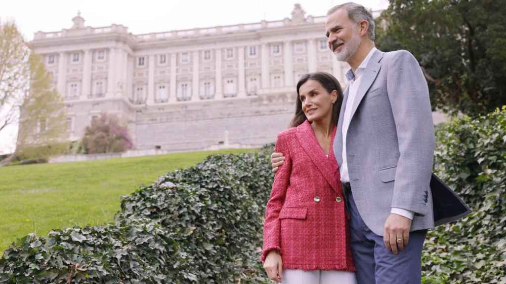La cariñosa foto de Felipe VI y Letizia frente al Palacio Real por su 20º aniversario.