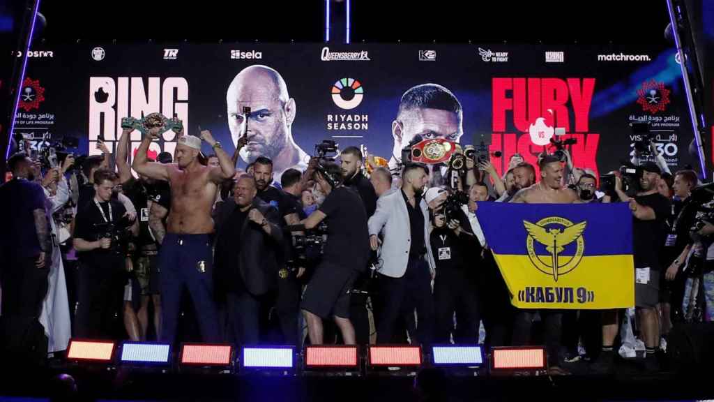 Tyson Fury y Oleksandr Usyk, durante el cara a cara previo a su pelea