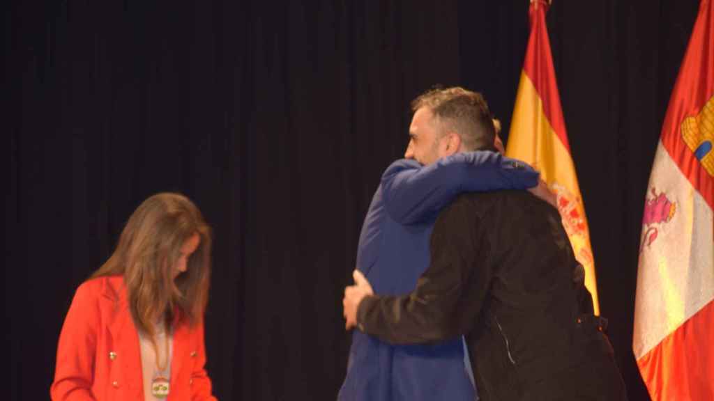 Víctor Cerezo se abraza al alcalde tras recibir el Premio Privilegio de Villazgo 2024