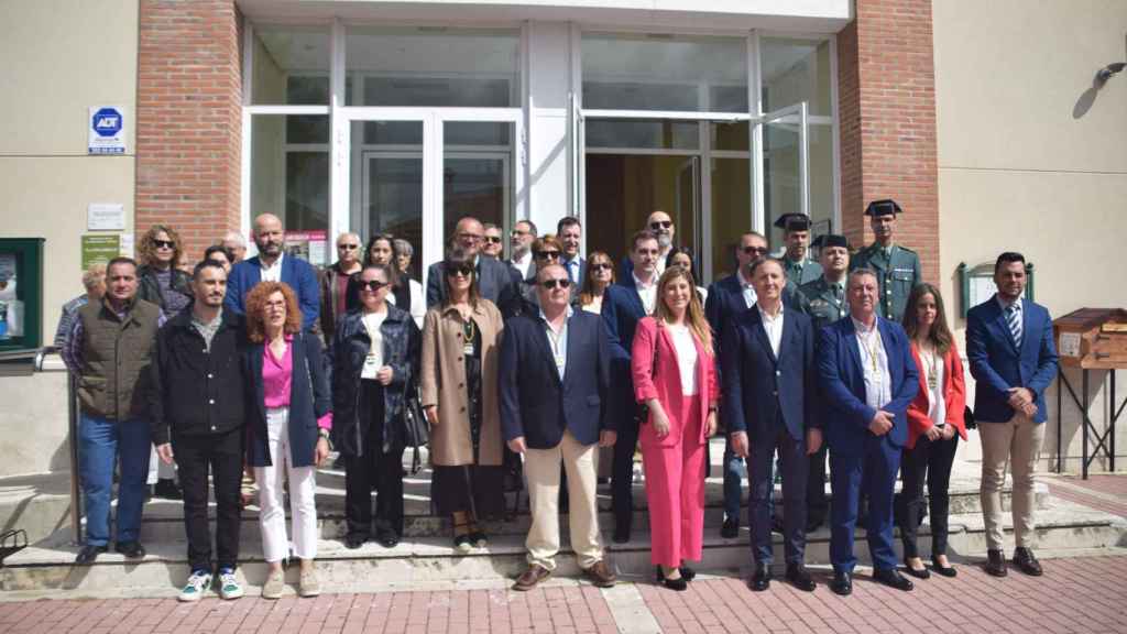 Las autoridades en la entrada de la Casa de Cultura de Aldeamayor de San Martín