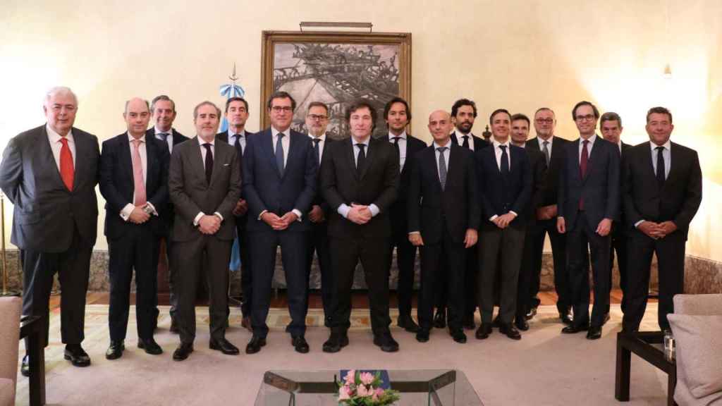 Javier Milei con los empresarios españoles con los que se ha reunido en la embajada de Argentina en España.