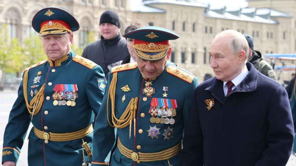 El presidente ruso, Vladímir Putin, junto a su exministro de Defensa,  Serguéi Shoigú, el pasado 9 de mayo.