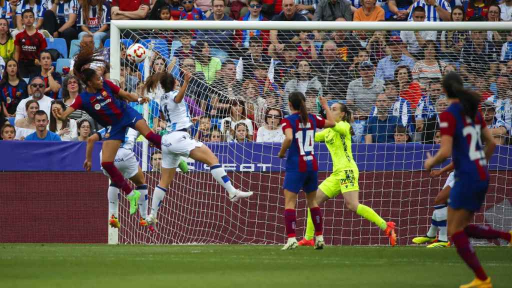 Salma Paralluelo remata para poner el 2-0 en la final de la Copa de la Reina frente a la Real Sociedad.