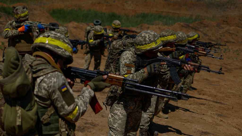 Nuevos reclutas de la 93ª Brigada Mecanizada Independiente durante un ejercicio militar en la región de Donetsk.