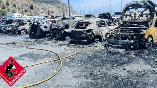 Un incendio en el aparcamiento del puerto deportivo de Xàbia (Alicante) calcina 17 vehículos