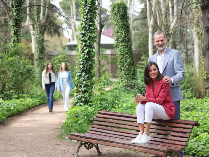 La Familia Real posando en los Jardines del Moro. Felipe VI y Letizia aparecen en un primer plano, mientras sus hijas posan al fondo.